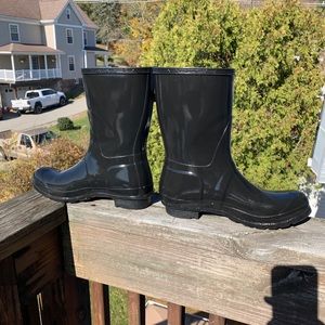 Hunter short glossy rain boots with boot socks